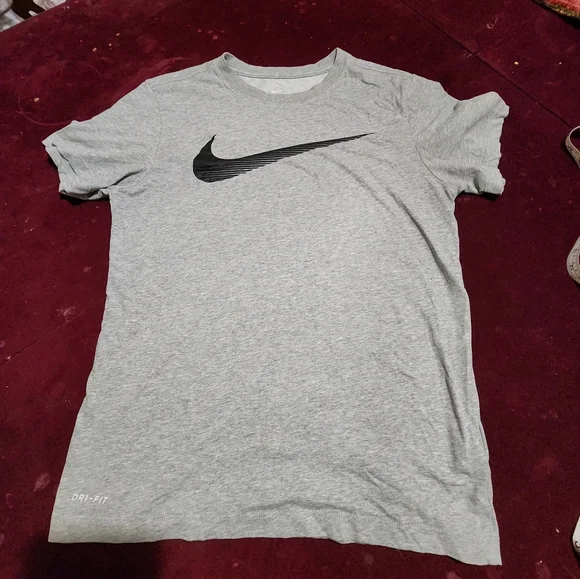 NWOT ... Nike Gray Shirt / T-shirt 👕 - Picture 4 of 7